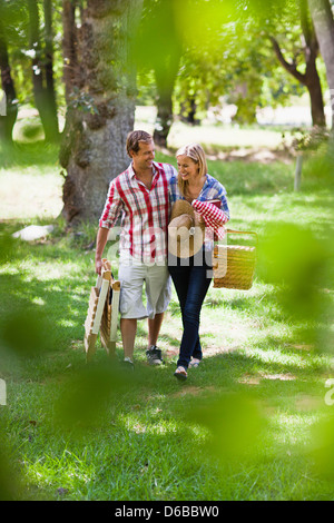 Couple avec panier à pique-nique dans le parc Banque D'Images