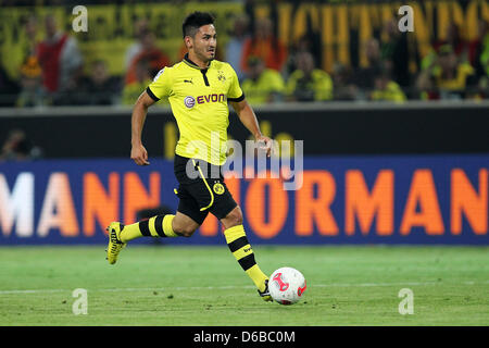 Le Dortmund Ilkay Gundogan contrôle le ballon pendant le match de football Bundesliga allemande entre Borussia Dortmund et le Werder Brême au parc Signal-Iduna-à Dortmund, Allemagne, 24 août 2012. Photo : Revierfoto Banque D'Images