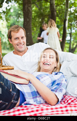 Couple relaxing in park Banque D'Images