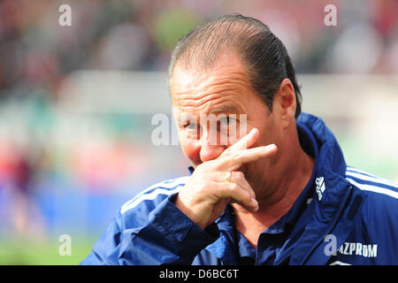 L'entraîneur-chef Schalke Huub Stevens au cours de gestes la Bundesliga match de foot entre Hanovre et 96 Schalke 04 à l'AWD-Arena à Hanovre, Allemagne, 26 août 2012. Photo : Revierfoto Banque D'Images