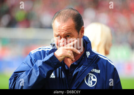 L'entraîneur-chef Schalke Huub Stevens au cours de gestes la Bundesliga match de foot entre Hanovre et 96 Schalke 04 à l'AWD-Arena à Hanovre, Allemagne, 26 août 2012. Photo : Revierfoto Banque D'Images