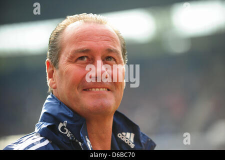 L'entraîneur-chef Schalke Huub Stevens sourit au cours de la Bundesliga match de foot entre Hanovre et 96 Schalke 04 à l'AWD-Arena à Hanovre, Allemagne, 26 août 2012. Photo : Revierfoto Banque D'Images