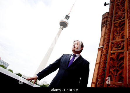 Fichier - Un fichier photo datée du 30 juillet 2012 montre d'administration maire de Berlin Klaus Wowereit après un entretien avec l'agence de presse allemande dpa sur le balcon de l'Hôtel de ville rouge à Berlin, Allemagne. Dans le cadre de l'affaire de l'aéroport Berlin Wowereit a perdu en popularité, selon une enquête menée par le marché allemand de la recherche et de l'entreprise de sondage d'opinion Forsa. Photo : Kay Nietfeld Banque D'Images