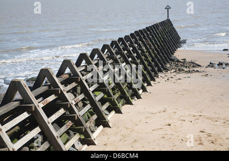 La défense côtière en bois d'enrober d'épi de rochers, sur la Walton, Essex, Angleterre  ? Banque D'Images