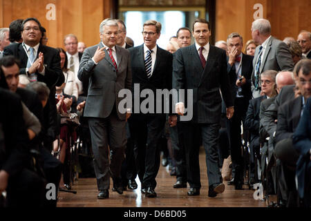 (L à R) : Le Ministre belge des Affaires étrangères Didier Reynders, le ministre des Affaires étrangères allemand Guido Westerwelle et le ministre polonais des Affaires étrangères, Radoslaw Sikorski, assister à la Conférence des ambassadeurs à l'Office allemand des affaires étrangères à Berlin, Allemagne, le 27 août 2012. Du 27 au 30 août, la 11e Conférence des ambassadeurs a lieu sous la devise 'l'Europe de demain'. Photo : ROBERT SCHLESINGER Banque D'Images