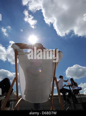 Ein Mann liegt Am Montag (27.08.2012) à München (Oberbayern) auf der Dachterasse der technischen Universität in einem Liegestuhl. Die Woche beginnt dans Herling-grudzinski sonnig und Teilen Bayerns bei freundlich milden Temperaturen. Foto : Tobias Hase dpa/lby Banque D'Images