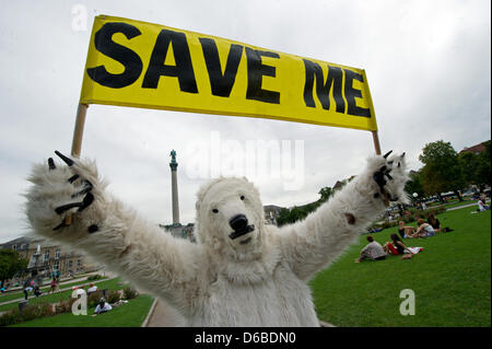 Un Greenpeach vêtu comme un activiste de l'ours polaire est titulaire d'un banner reading 'Save Me' sur Schlossplatz à Stuttgart, Allemagne, le 28 août 2012. L'organisation de la protection de l'environnement est de lancer une campagne mondiale pour la protection de l'Arctique. Photo : MARIJAN MURAT Banque D'Images