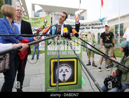 Le président des Verts Cem Ozedmir est titulaire d'un signe demandant à la coalition gouvernementale de réduire les prix de l'énergie avant un sommet de l'energie avec le gouvernement, les employeurs et les syndicats à Berlin, Allemagne, le 28 août 2012. Thèmes du Sommet : l'évolution de la situation concernant les coûts de l'énergie. Photo : KAY NIETFELD Banque D'Images