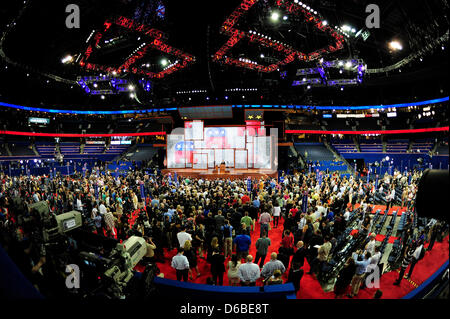 Président du Comité National Républicain Reince Priebus convoque la séance d'ouverture de la Convention nationale républicaine de 2012, à Tampa Bay, en Floride, le lundi 27 août 2012. En raison des effets de l'ouragan Isaac, il a immédiatement été encastrés de «sous réserve de l'appel de la présidence'..Credit : Ron Sachs / CNP.(RESTRICTION : NO New York ou le New Jersey Journaux ou journaux dans un Banque D'Images