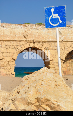 Parking sign non valide à la côte de Césarée. Israël. Banque D'Images