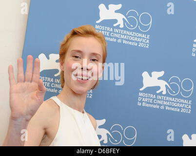 L'actrice allemande Franziska Petri arrive pour le photocall du film russe 'Izmena" ("trahison") à la 69ème Festival du Film de Venise à Venise, Italie, 30 août 2012. Le film est présenté en compétition au festival qui se déroule du 29 août au 08 septembre. Photo : Jens Kalaene Banque D'Images