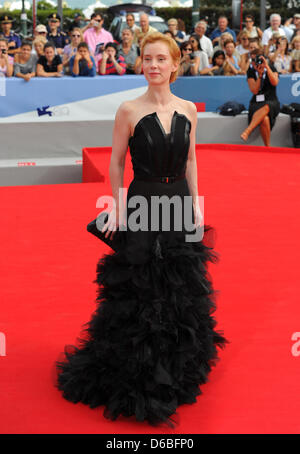 L'actrice allemande Franziska Petri arrive pour la première du film 'russe' Izmena (trahison) au 69ème Festival du Film de Venise à Venise, Italie, 30 août 2012. Photo : Jens Kalaene dpa Banque D'Images