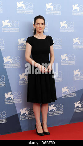 Winona Ryder actrice nous arrivent pour le photocall du film 'l'Iceman' au 69ème Festival du Film de Venise à Venise, Italie, 30 août 2012. Photo : Jens Kalaene dpa Banque D'Images