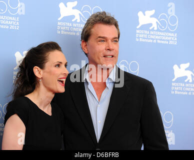 Acteurs américains Winona Ryder et Ray Liotta arrivent pour le photocall du film 'l'Iceman' au 69ème Festival du Film de Venise à Venise, Italie, 30 août 2012. Photo : Jens Kalaene dpa Banque D'Images