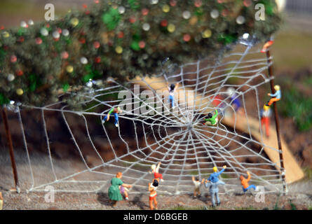 Une araignée net avec l'escalade des chiffres modèle est représenté sur un 3 sq m grand modèle de l'international garden show à l'Miniaturwunderland (miniature wonderland) à Hambourg, Allemagne, 16 avril 2013. L'Miniaturwunderland ouvert après plus de 5.000 heures de travail le "plus petite (plus grand) jardin du monde" avec environ 150,000 fleurs modèle. Photo : AXEL HEIMKEN Banque D'Images