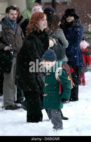 Christina Hendricks sur l'ensemble de 'Je ne sais pas comment elle fait n'' en tournage à Manhattan New York, USA - 22.02.11 Banque D'Images