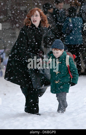 Christina Hendricks sur l'ensemble de 'Je ne sais pas comment elle fait n'' en tournage à Manhattan New York, USA - 22.02.11 Banque D'Images