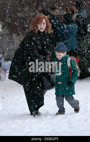 Christina Hendricks sur l'ensemble de 'Je ne sais pas comment elle fait n'' en tournage à Manhattan New York, USA - 22.02.11 Banque D'Images