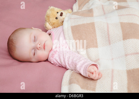 Baby Girl sleeping in bed Banque D'Images