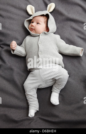 Baby Boy laying on bed Banque D'Images