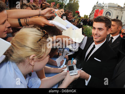 L'acteur américain Zac Efron arrive pour la première du film "à tout prix" au 69ème Festival du Film de Venise à Venise, Italie, 31 août 2012. Photo : Jens Kalaene dpa  + + +(c) afp - Bildfunk + + + Banque D'Images