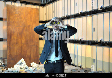 Un acteur répète pour un groupe performance et installation conçue pour le "Oratorium Liszt Via Crucis" et présenté à l'exposition temporaire 'espace' Epiphaneia pendant le Festival d'Art à Weimar, Allemagne, 31 août 2012. Wilson a l'intention de tourner à la fin des travaux de Franz Liszt dans une installation son et lumière avec l'aide de Weimar et les étudiants de New York. Photo : Martin Schut Banque D'Images