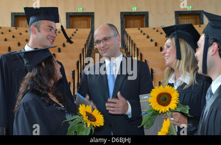 Le président de la Deutsche Bank, Rainer Neske parle à des étudiants inscrits à la cérémonie de remise des diplômes de l'HHL Leipzig Graduate School of Management, en face de l'église Saint-Thomas de Leipzig, Allemagne, 01 septembre 2012. Au total, 116 étudiants de 16 pays a obtenu son diplôme à l'université, qui appartient aux grandes écoles de commerce. Photo : HENDRIK SCHMIDT Banque D'Images