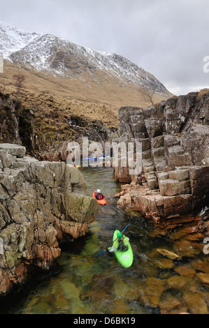 Les kayakistes dans une gorge sur la rivière Etive, Glen Etive, Highlands écossais Banque D'Images