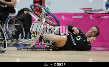 Dirk Koehler d'Allemagne tombe son fauteuil roulant pendant Hommes - Groupe B avant-match de basket-ball en fauteuil roulant entre l'Allemagne et le Japon à l'arène de basket-ball pendant les Jeux Paralympiques de 2012 à Londres, Londres, Grande-Bretagne, 01 septembre 2012. Photo : Julian Stratenschulte dpa  + + +(c) afp - Bildfunk + + + Banque D'Images