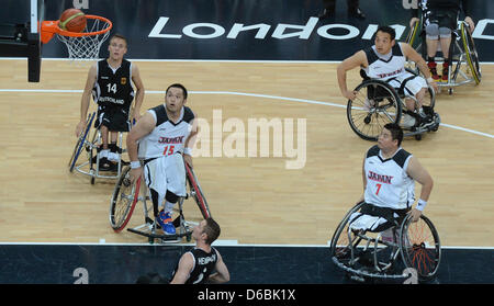 Thomas Boehme (l) de l'Allemagne essaie de marquer au cours d'hommes - Groupe B avant-match de basket-ball en fauteuil roulant entre l'Allemagne et le Japon à l'arène de basket-ball pendant les Jeux Paralympiques de 2012 à Londres, Londres, Grande-Bretagne, 01 septembre 2012. Photo : Julian Stratenschulte dpa  + + +(c) afp - Bildfunk + + + Banque D'Images