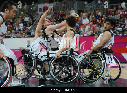 Andre Bienek (C) de l'Allemagne essaie de marquer au cours d'hommes - Groupe B avant-match de basket-ball en fauteuil roulant entre l'Allemagne et le Japon à l'arène de basket-ball pendant les Jeux Paralympiques de 2012 à Londres, Londres, Grande-Bretagne, 01 septembre 2012. Photo : Julian Stratenschulte dpa  + + +(c) afp - Bildfunk + + + Banque D'Images