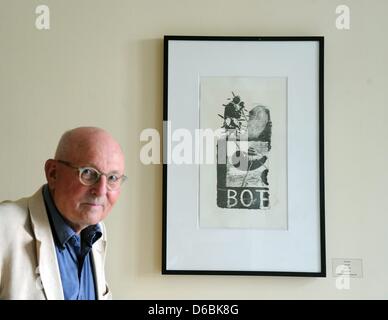 Le professeur de physique, Klaus Eberhard se trouve dans la salle à côté de la lithographie originale "Bote' ('Messenger') (1993) par Neo Rauch dans son 'Galerie Hotel Leipziger Hof" à Leipzig, Allemagne, 23 août 2012. L'autour de 450 œuvres appartiennent à Klaus Eberhard de Munich, qui a la plus grande collection privée de tableaux de l'école de Leipzig. Il affiche surtout dans son hôtel. PHoto : Wa Banque D'Images