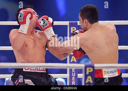 Boxeur allemand Felix Sturm (R) et de l'Australie et de l'IBF et le boxeur champion du monde des poids moyens WBA Daniel Geale fort à Koenig Arena Pilsener à Oberhausen, Allemagne, 01 septembre 2012. Geale a remporté la lutte sur des points. Photo : Marius Becker Banque D'Images