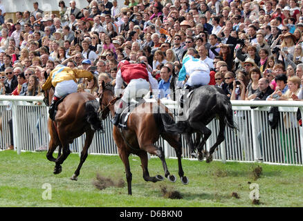 Un groupe de cavaliers est photographié à l'finishg d'une course de chevaux au cours de la 'Grosse Woche von Baden" (semaine de courses de Baden) à l'hippodrome d'Iffezheim, Allemagne, 02 septembre 2012. Photo : ULI DECK Banque D'Images