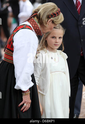 La Reine Sonja (L) et de la princesse Ingrid Alexandra de quitter le service de confirmation pour Marius Borg Hoiby, fils de la princesse héritière Mette-Marit de Norvège, à l'église d'Asker à Asker, 02 septembre 2012. Photo : Albert Nieboer / Pays-Bas OUT Banque D'Images