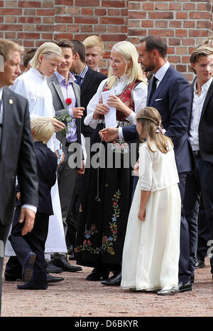 La Princesse héritière Mette-Marit de Norvège (4-R), le Prince héritier Haakon de Norvège (2-R), La Princesse Ingrid Alexandra (3-R) Prince Sverre Magnus (2-L) et son fils Marius Borg Hoiby (3-L) de quitter le service de confirmation pour Marius Borg Hoiby à Asker church à Asker, 02 septembre 2012. Photo : Albert Nieboer / Pays-Bas OUT Banque D'Images