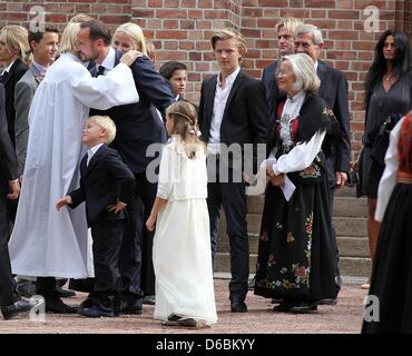 Le Prince Héritier Haakon de Norvège (4-L), La Princesse Ingrid Alexandra (au centre, R) Prince Sverre Magnus (CENTRE AVANT L) et Marius Borg Hoiby (3-L), fils de la princesse héritière Mette-Marit de Norvège, de quitter le service de confirmation pour Marius Borg Hoiby à Asker church à Asker, 02 septembre 2012. Photo : Albert Nieboer / Pays-Bas OUT Banque D'Images