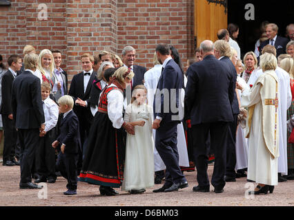 Les membres de la famille royale quitte le service de confirmation pour Marius Borg Hoiby, fils de la princesse héritière Mette-Marit, à l'église d'Asker à Asker, 02 septembre 2012. Photo : Albert Nieboer / Pays-Bas OUT Banque D'Images