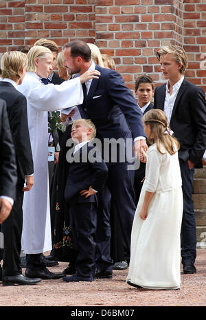 Le Prince Héritier Haakon de Norvège (C), La Princesse Ingrid Alexandra (R) avant le Prince Sverre Magnus (avant C) et Marius Borg Hoiby (2L), fils de la princesse héritière Mette-Marit de Norvège, de quitter le service de confirmation pour Marius Borg Hoiby à Asker church à Asker, 02 septembre 2012. Photo : Albert Nieboer / Pays-Bas OUT Banque D'Images