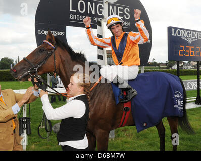 Jockey Andrasch Starke sur cheval Danedream remporte le Grand Prix de Baden au cours de la 'Grosse Woche von Baden" (semaine de courses de Baden) à l'hippodrome d'Iffezheim, Allemagne, 02 septembre 2012. Photo : ULI DECK Banque D'Images