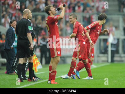 Bastian Schweinsteiger de Munich (2-R) est remplacé par Javier Martinez (R) au cours de la Bundesliga match de football entre le Bayern Munich et le VFB Stuttgart à l'Allianz Arena de Munich, Allemagne, 02 septembre 2012. Thomas Mueller (3-r) est titulaire d'une bouteille d'eau. Photo : MARC MUELLER (ATTENTION : EMBARGO SUR LES CONDITIONS ! Le LDF permet la poursuite de l'utilisation de jusqu'à 15 photos uniquement (pas sequntia Banque D'Images