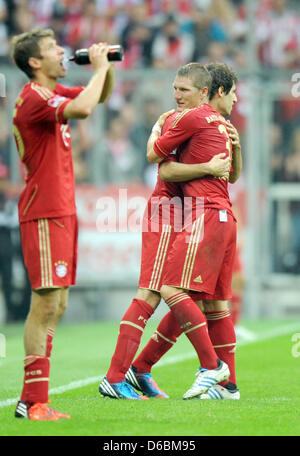 Bastian Schweinsteiger de Munich (R) est remplacé par Javier Martinez (C) au cours de la Bundesliga match de football entre le Bayern Munich et le VFB Stuttgart à l'Allianz Arena de Munich, Allemagne, 02 septembre 2012. Thomas Mueller (L) est titulaire d'une bouteille d'eau. Photo : MARC MUELLER (ATTENTION : EMBARGO SUR LES CONDITIONS ! Le LDF permet la poursuite de l'utilisation de jusqu'à 15 photos uniquement (pas sequntial pi Banque D'Images