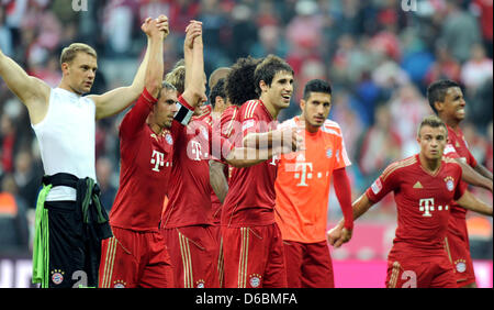 Le Bayern Munich Manuel Neuer (L), Philipp Lahm (2-L) et Javier Martinez (M) célébrer la victoire après la Bundesliga match de foot entre FC Bayern Munich et le VfB Stuttgart à l'Allianz Arena de Munich, Allemagne, 02 septembre 2012. Le match s'est terminé 6-1. Photo : Marc Mueller Banque D'Images