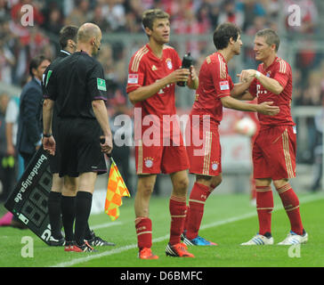 Le Bastian Schweinsteiger Bayern Munich (R) est remplacé par Javier Martinez (2-R) tandis que Thomas Mueller est titulaire d'une bouteille d'alcool la Bundesliga match de foot entre FC Bayern Munich et le VfB Stuttgart à l'Allianz Arena de Munich, Allemagne, 02 septembre 2012. Le match s'est terminé 6-1. Photo : Marc Mueller Banque D'Images