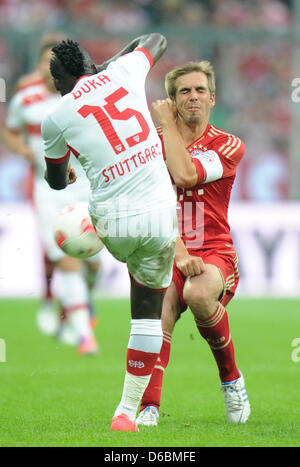 Le Bayern de Munich, Philipp Lahm (R) convoite la la balle avec Stuttgart, Arthur Boka lors de la Bundesliga match de foot entre FC Bayern Munich et le VfB Stuttgart à l'Allianz Arena de Munich, Allemagne, 02 septembre 2012. Le match s'est terminé 6-1. Photo : Marc Mueller Banque D'Images