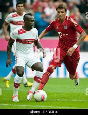 Stuttgart, Arthur Boka (L) rivalise pour le bal avec Munich's Mario Mandzukic durant la Bundesliga match de foot entre FC Bayern Munich et le VfB Stuttgart à l'Allianz Arena de Munich, Allemagne, 02 septembre 2012. Le match s'est terminé 6-1. Photo : Victoria Bonn-Meuser Banque D'Images