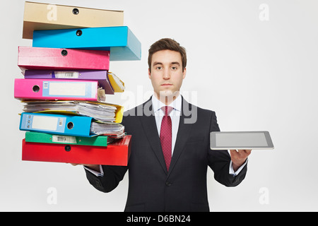 Businessman avec des piles de dossiers et tablet computer Banque D'Images