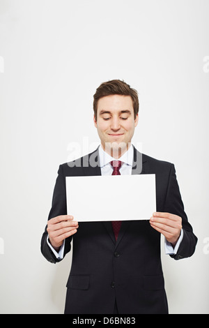 Businessman holding blank card Banque D'Images