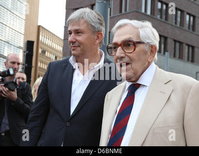 Der regierende Bürgermeister Klaus Wowereit (l) und der Filmarchitekt Sir Kenneth Adam (r) stehen Am Montag (03.09.2012) sur la Potsdamer Platz à Berlin vor dem Stern von Sir Kenneth Adam. Nach den Arbeiten der letzten Monate suis 'étoile', der Boulevard der ursprünglich 2010 wurde nun sind, activités : importateurs - stockistes 20 hinzugekommen Sterne neue und der damit auf 81 Boulevard Sterne angewachsen. Foto : Fl Banque D'Images