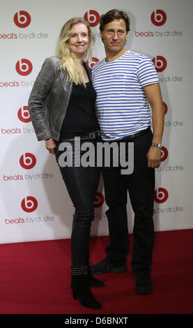 Fashion designer Jette Joop et mari Christian Elsen poser pour des photos sur le tapis rouge à l'extérieur de la discothèque 'Spindler und Klatt' à Berlin, Allemagne, 04 septembre 2012. La 'party' bat Berlin a été parrainé par le "Beats by Dr. Dre casque de marque et a attiré de nombreuses célébrités. Photo : Florian Schuh Banque D'Images